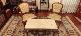 Mesa de mármol con 2 sillas