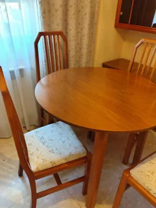 Mesa redonda y 4 sillas de madera