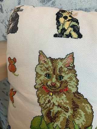 Fodera cuscino gatti ricamata a mano