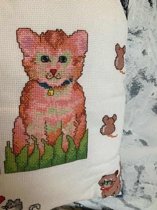 Fodera cuscino gatti ricamata a mano