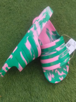Chanclas Adidas verdes y rosas