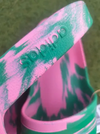 Chanclas Adidas verdes y rosas