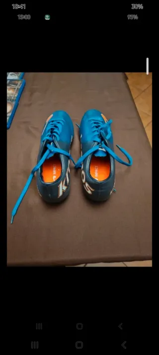 Scarpe da calcio blu e arancioni