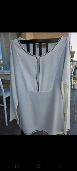 Camisa blanca con pedrería