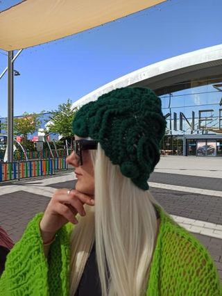 Gorro de lana. Hecho a mano. Gorro moderno 