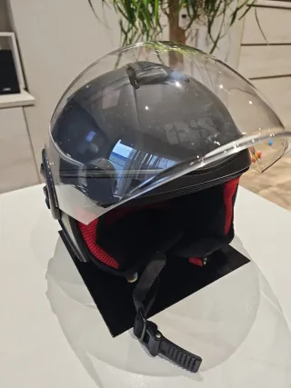 Casco de moto negro con visera