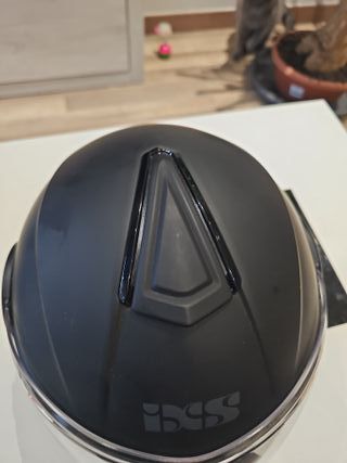 Casco de moto negro con visera