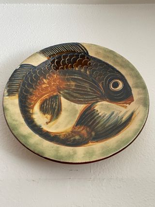 Piatto decorativo in ceramica con pesce