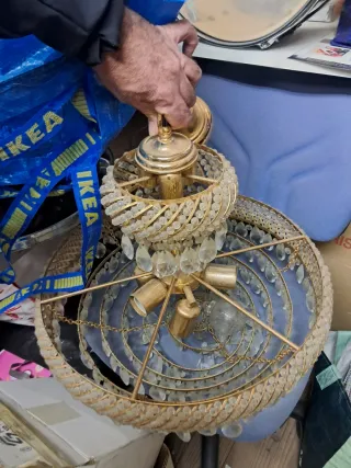 Lámpara de techo dorada con cristales
