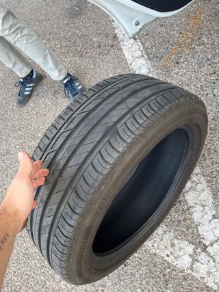 2 neumaticos 215 50 18 
de vida tienen 80%