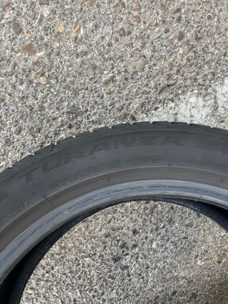 2 neumaticos 215 50 18 
de vida tienen 80%