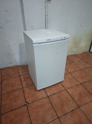 Congelador vertical pequeño blanco