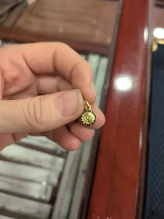 Mini Medalla Macarena Mantilla Oro