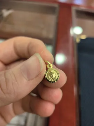 Mini Medalla Macarena Mantilla Oro