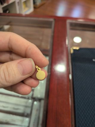 Mini Medalla Macarena Mantilla Oro