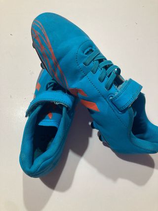 Botas de fútbol húmel infantiles.