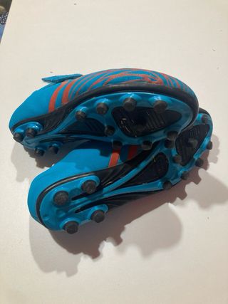 Botas de fútbol húmel infantiles.