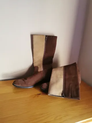 Botas de ante marrones y beige