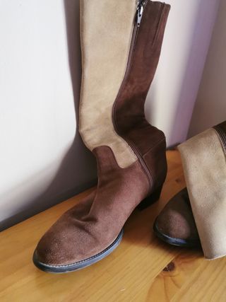 Botas de ante marrones y beige
