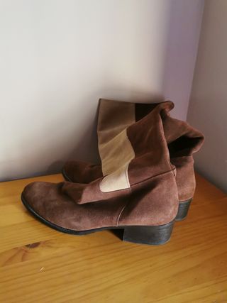 Botas de ante marrones y beige