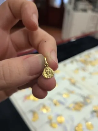 Mini Medalla Virgen Trianera Oro