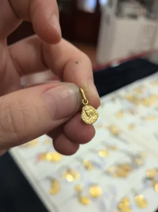 Mini Medalla Virgen Trianera Oro
