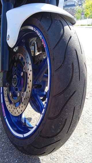 Suzuki Gladius 650 Blanca y Azul