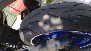 Suzuki Gladius 650 Blanca y Azul