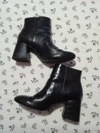 Botines negros Stradivarius efecto piel cocodrilo 