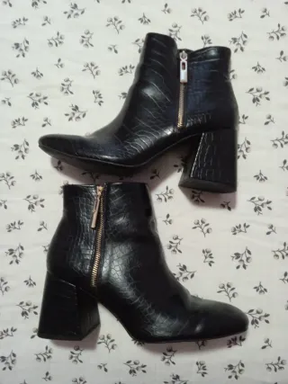 Botines negros Stradivarius efecto piel cocodrilo 