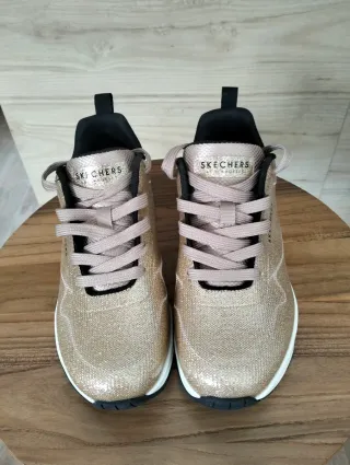 Zapatillas Skechers Doradas y Negras