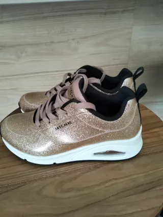 Zapatillas Skechers Doradas y Negras