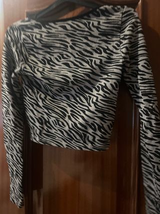 Top Stradivarius cebra manga larga