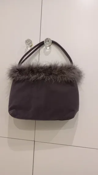Bolso de mano gris con plumas