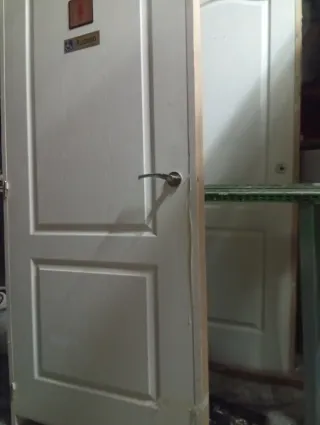 Puerta de madera blanca para lavabo