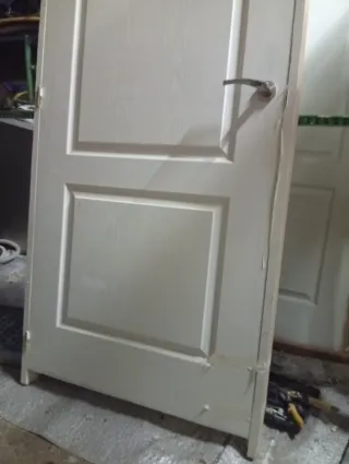 Puerta de madera blanca para lavabo