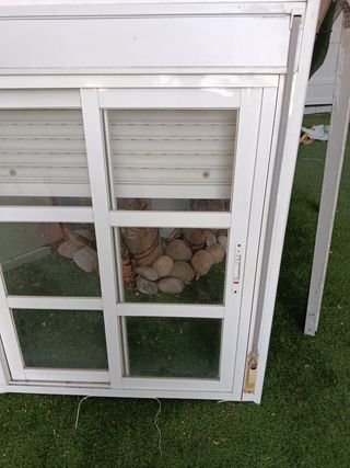 Ventana aluminio con persiana y  premarco y rejas