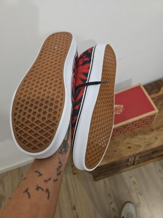 Zapatillas Vans Tye-Dye Rojas y Negras