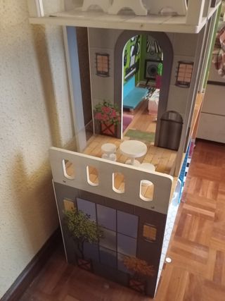Casa de muñecas grande con accesorios