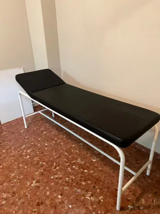 Dos camillas de consulta