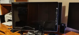 Pantalla HP de ordenador negra y plateada