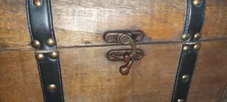 Cofre antiguo de madera