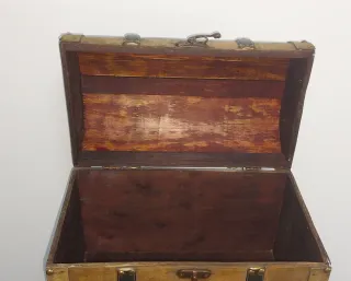 Cofre antiguo de madera