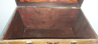 Cofre antiguo de madera