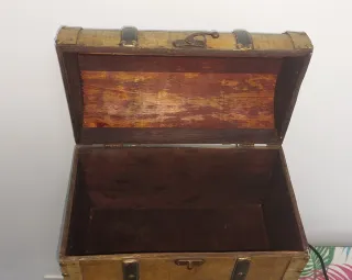 Cofre antiguo de madera