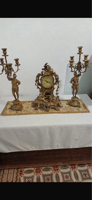 Candelabros y reloj de mesa dorados