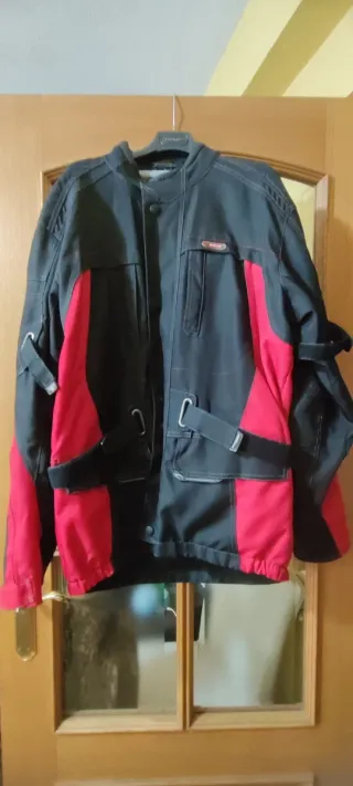 Chaqueta de moto negra y roja