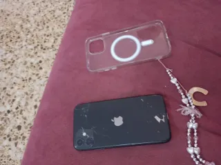 iPhone 11 con custodia trasparente