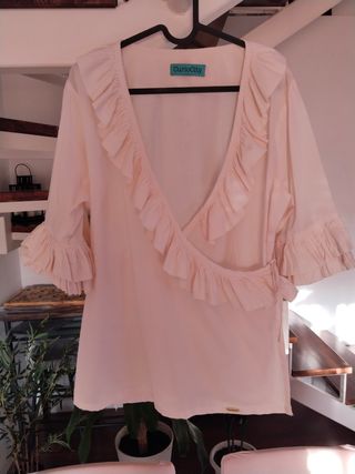 Camisa cruzada beige con volantes