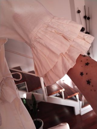 Camisa cruzada beige con volantes
